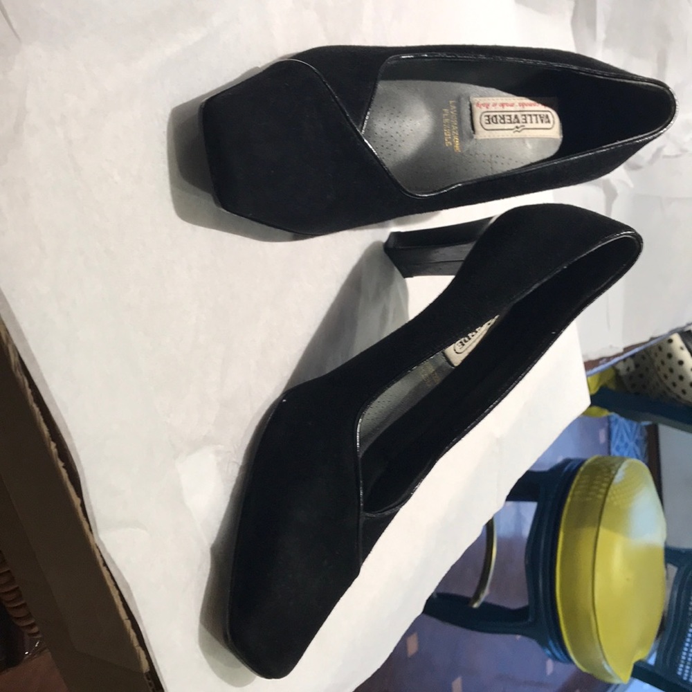 One pr Italian suade heels